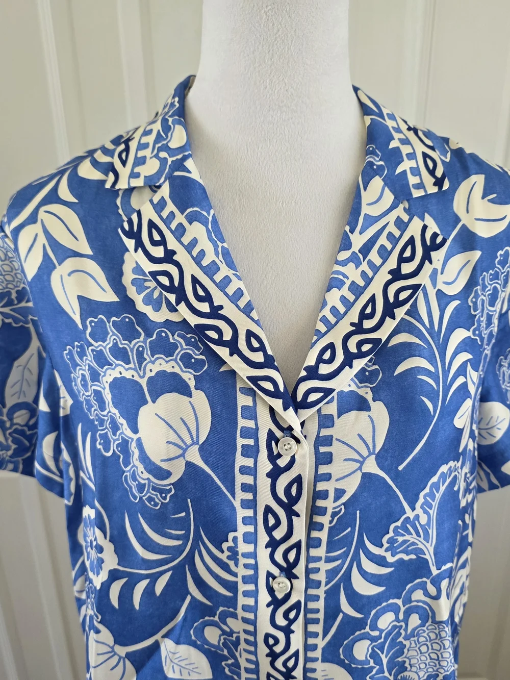 J.McLaughlin Silk Blend Floral Button Front Notched Collar Resort Blouse Size M - Picture 2 of 11